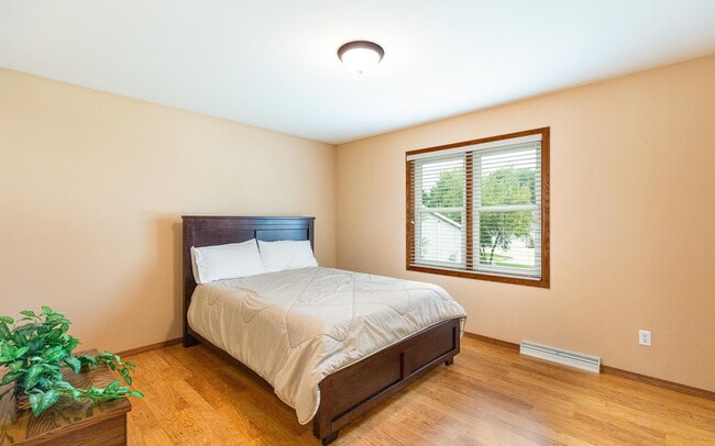 Building Photo - 878 Sky Ridge Dr