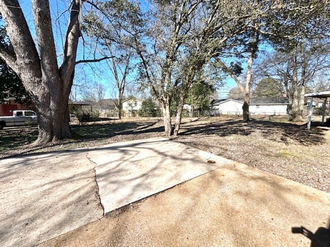 Building Photo - Coming Soon-2/5/26!- Charming 3- bedroom home with a move in special!