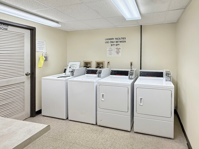 Building Photo - 3170 W Monroe St