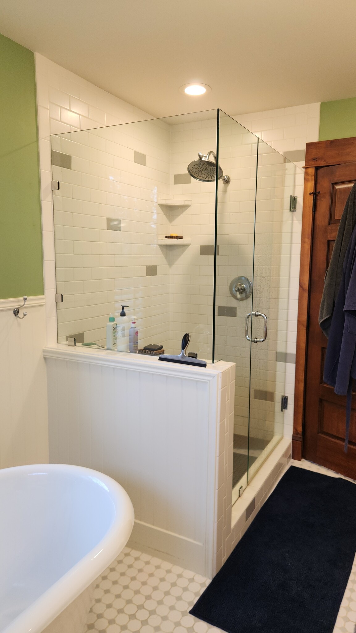 Shower and tub in main bathroom - 6710 Farm To Market Rd