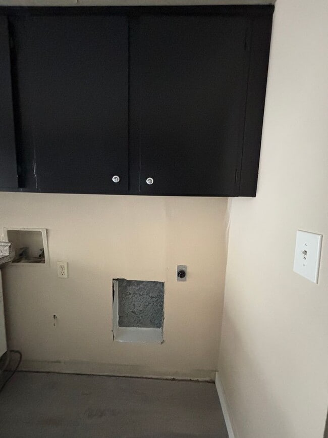 Building Photo - New Listing - Don't Miss Out!