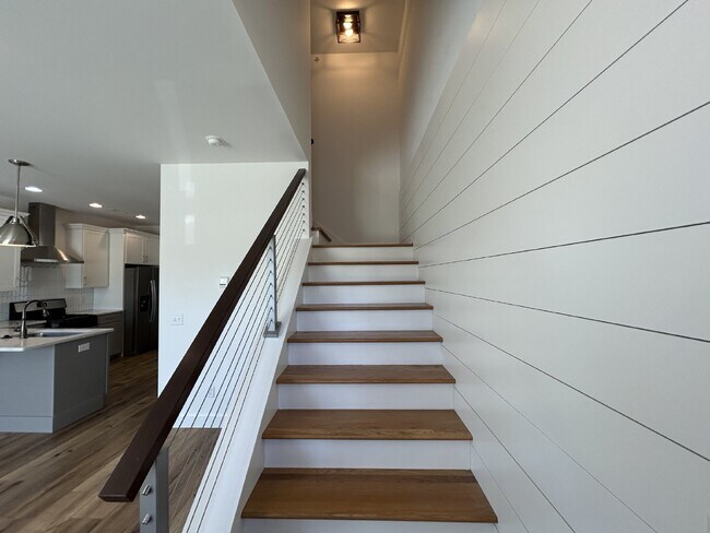 Building Photo - 2BD 2BA 3 STORY TOWNHOME FOR RENT