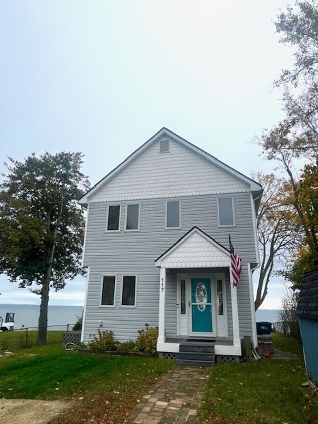 Building Photo - Gorgeous Water Front Home with Beach Access
