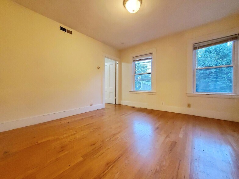 Primary Photo - 15 Bay St