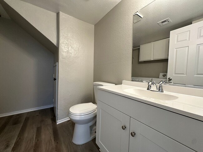 Building Photo - Spacious 2 Bed Townhome with Balcony, Washer/Dryer Included