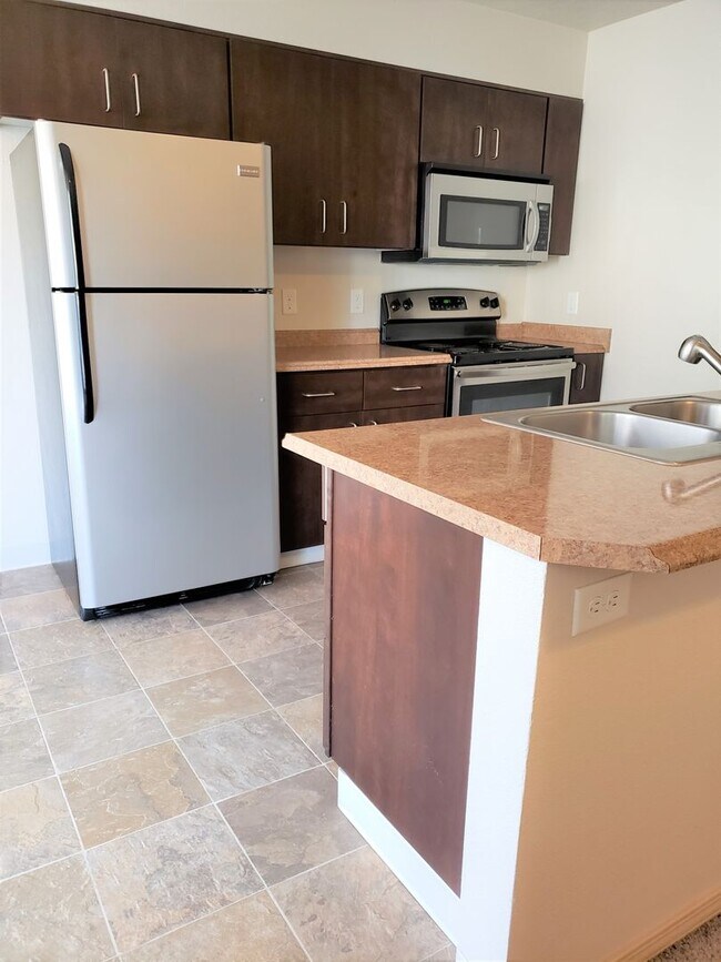 Building Photo - 1001 W Broadway Ave