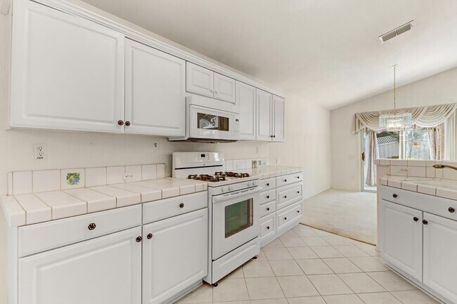 Building Photo - Charming Country Rose Home Located in Sun ...