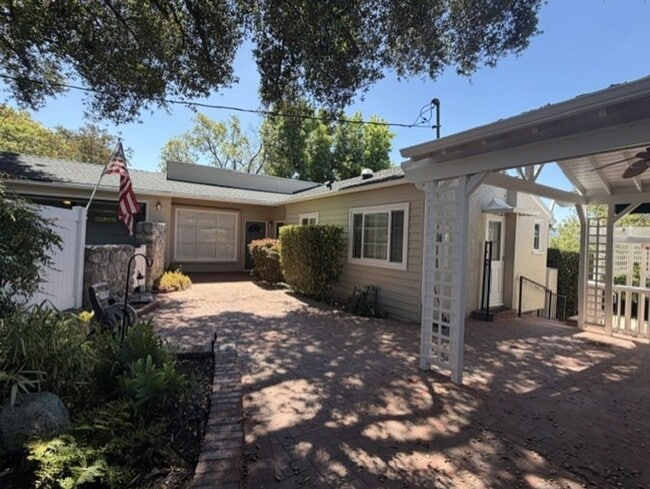Building Photo - Spacious & Charming 3 Bedroom and a Den Home with Beautiful Updates