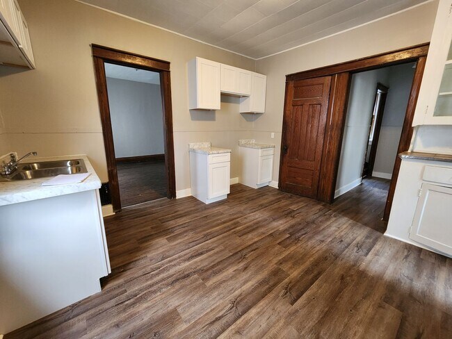 Building Photo - 94 Sobieski St