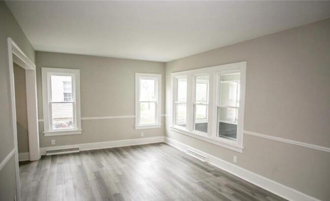 Building Photo - 209 E Hobart Ave