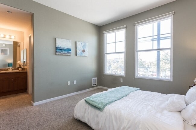 Building Photo - EPIC REA:  2BR/2B Beautiful Condo w/ 2 Parking Spaces in the Heart of Emeryville