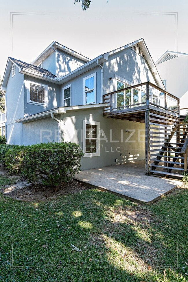 Building Photo - Charming 3-Level Home with Water Access in Daphne, AL