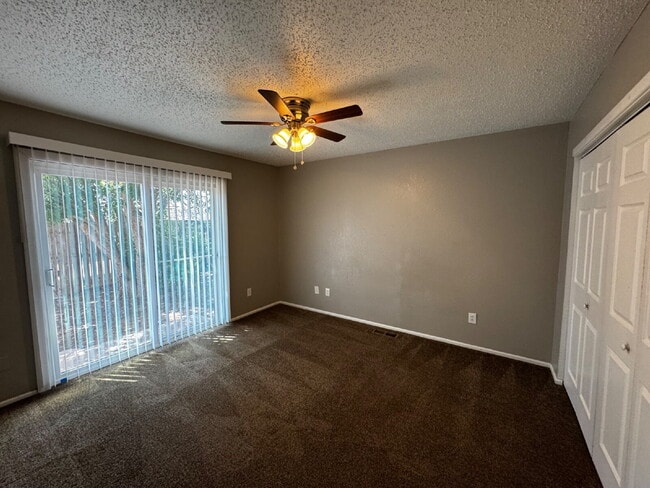 Building Photo - Duplex Located West Of University Near Par...