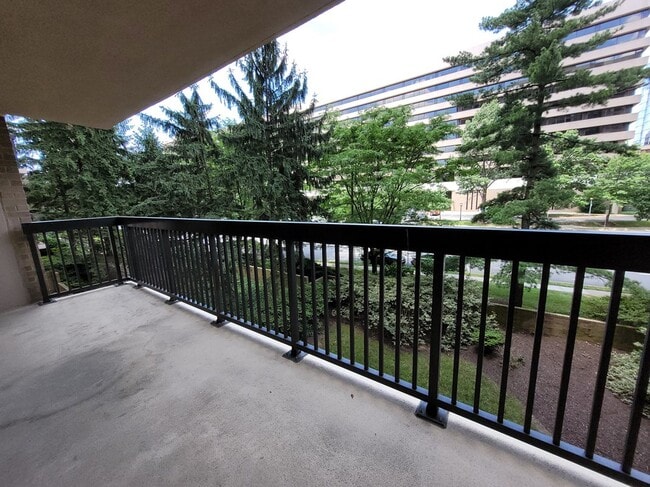 Oversized Balcony - 3709 S George Mason Dr