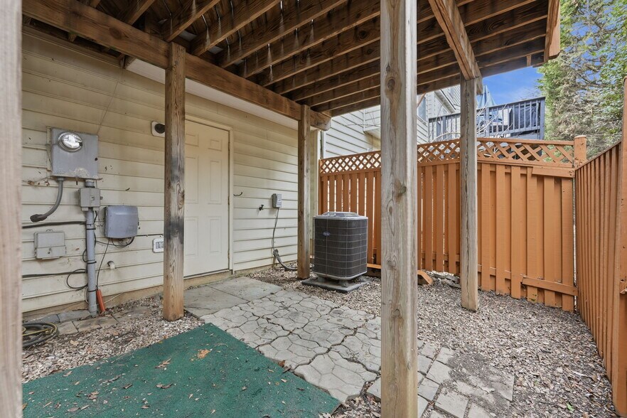 Building Photo - 8074 Sebon Dr