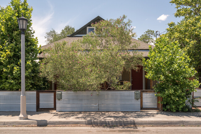 Building Photo - Casa De Barelas