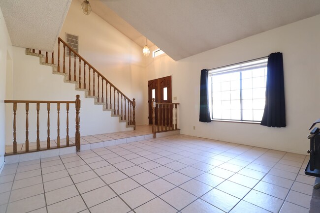 Building Photo - Spacious 4-Bedroom Two-Story Home – Comfor...