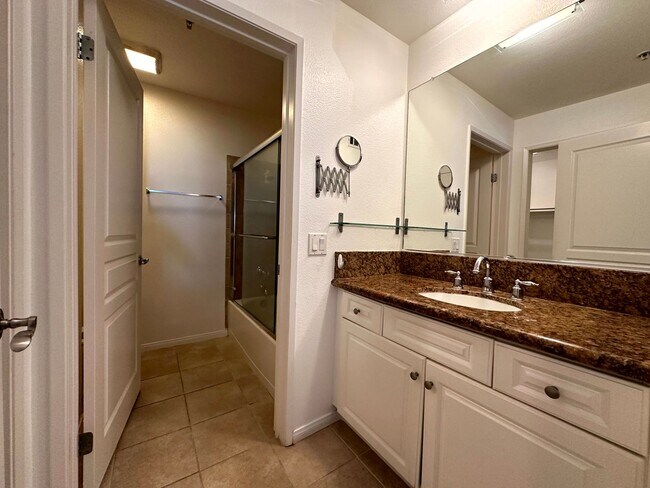 Building Photo - Fantastic 1 bed and 1 Bath with balcony an...