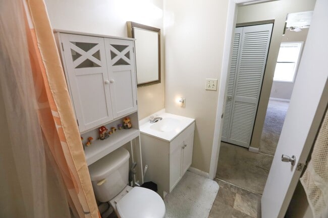 Building Photo - Townhome Beauty!