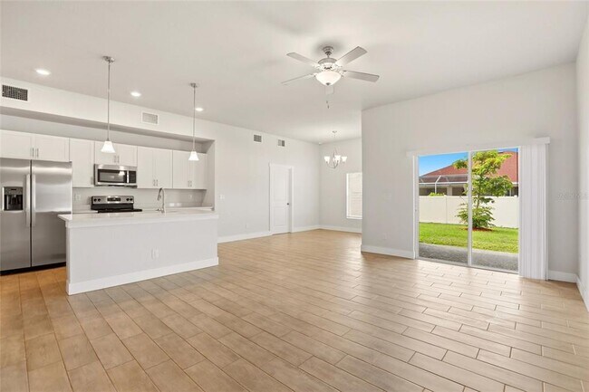 Building Photo - 870 Columbia St