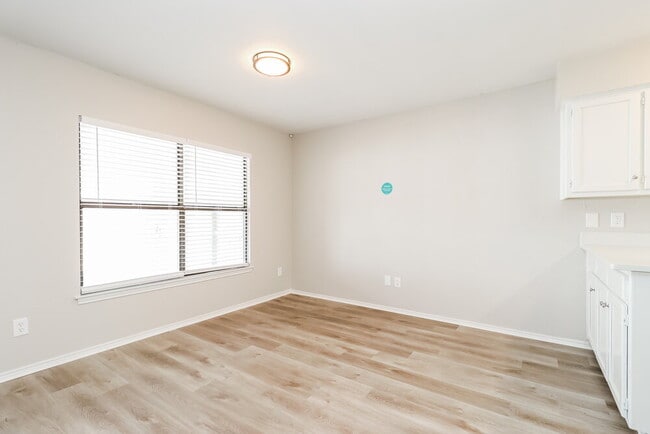 Building Photo - 401 Cross Cut Dr