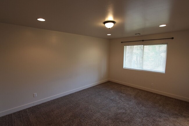 Building Photo - $500 OFF THE FIRST MONTHS RENT! Home in Mo...