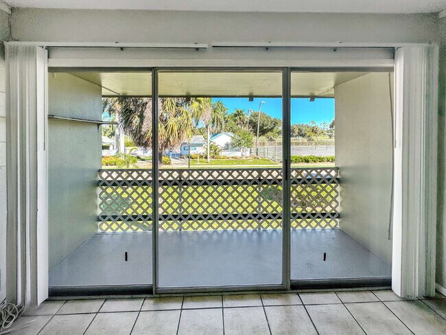 Building Photo - 1852-A Golf View Avenue #10