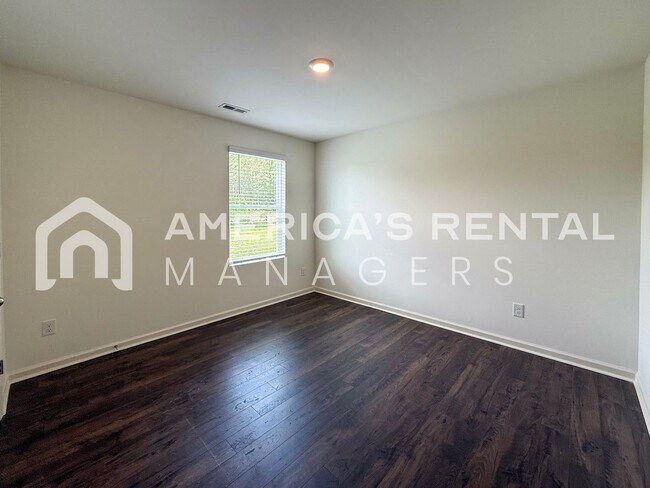 Building Photo - Move-in Special! Beautiful 5 Bed, 2 Bath h...