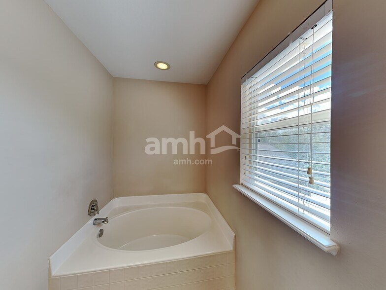 Building Photo - 10114 Maronda Dr