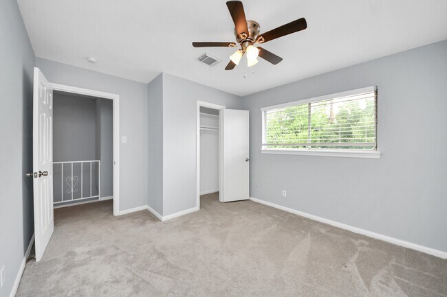 Building Photo - 10654 Hazelhurst Dr