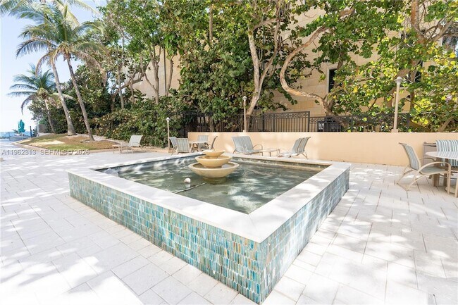 Building Photo - 1021 Hillsboro Mile Unit 204