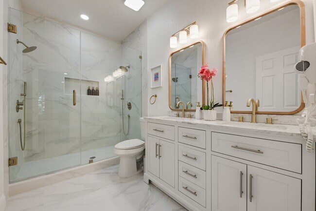 Building Photo - 5624 Eastside Ave