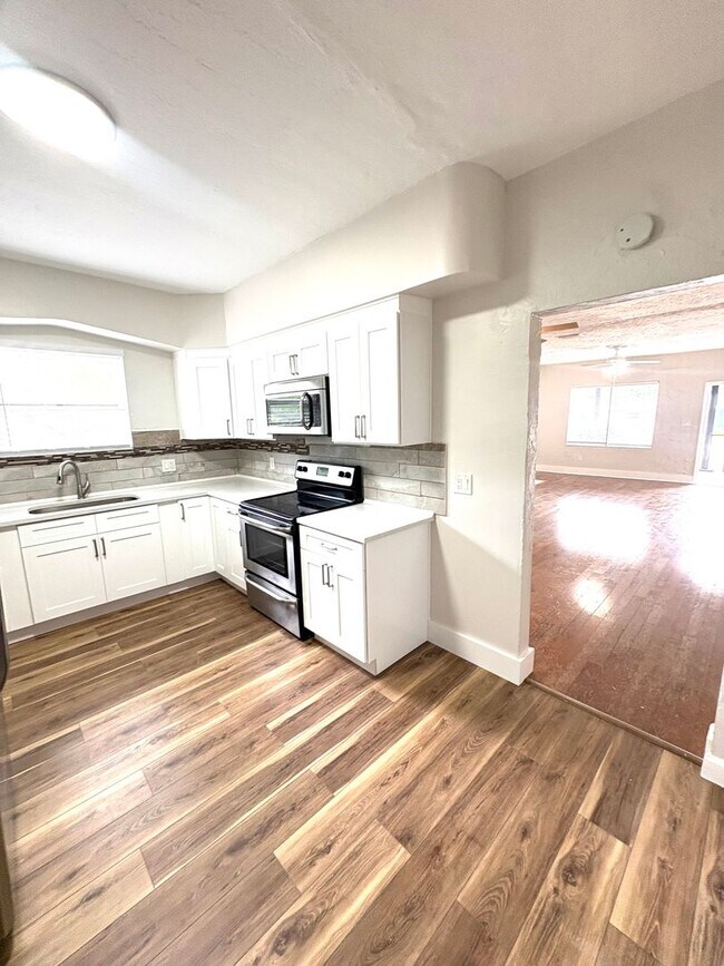 Building Photo - 3/2 Historic Home Available NOW!