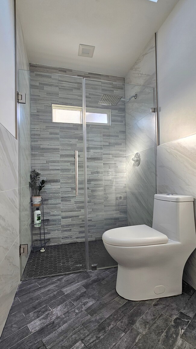 Building Photo - 55 Lakeview St