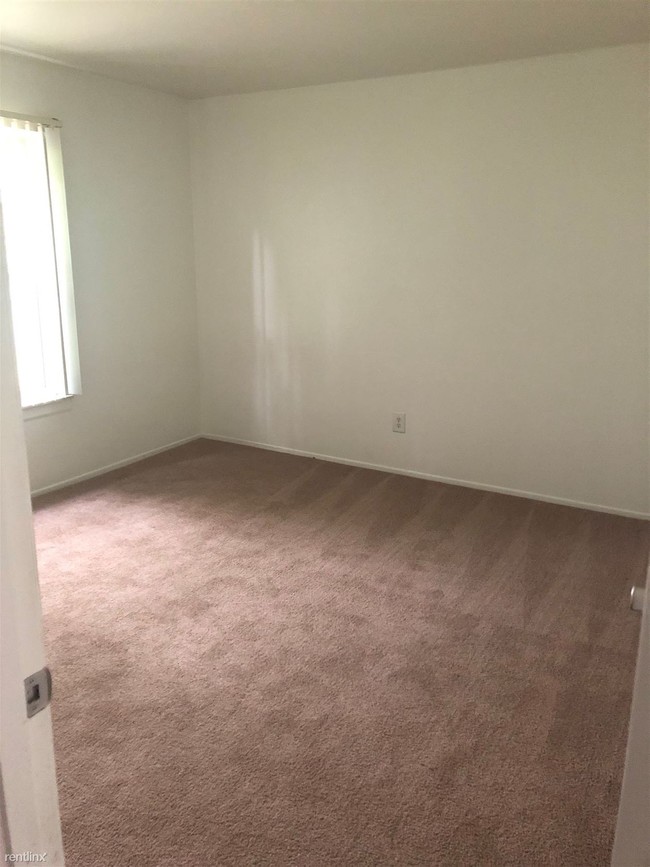 Building Photo - 1 br, 1 bath Apartment - 801 Green Rd Apt 421