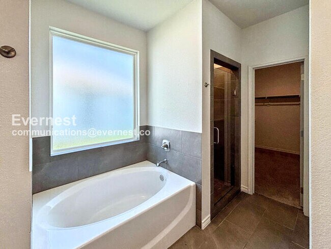 Building Photo - Limited Time Special Offer / 3 Bed/2 Bath Home with Garage / Pet-Friendly / Available Now!