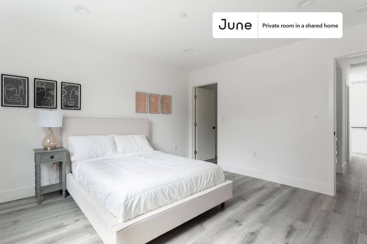 Building Photo - Private bedroom in 4 bed/3 bath Home