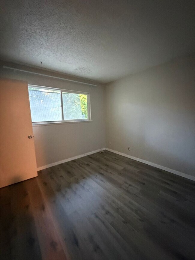 Building Photo - 3 bedroom 1 bath duplex