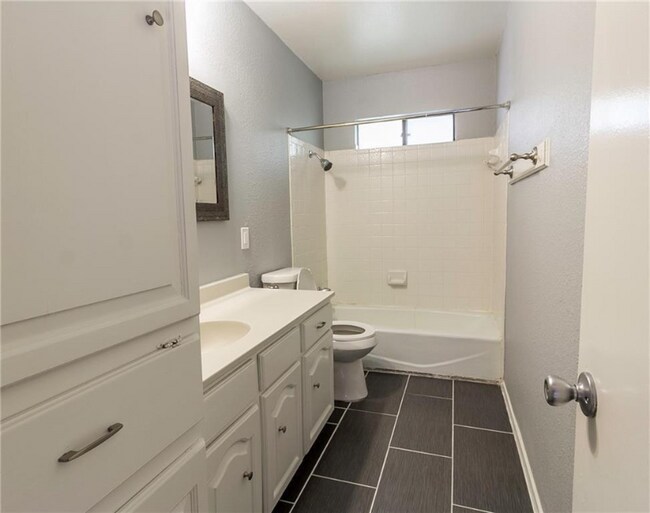 Building Photo - 3901 Knollwood Dr