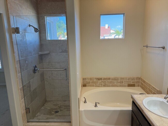 Building Photo - Beautiful Camarillo Townhome