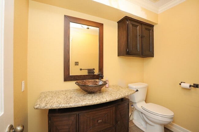 Building Photo - 722 Crossroads Dr