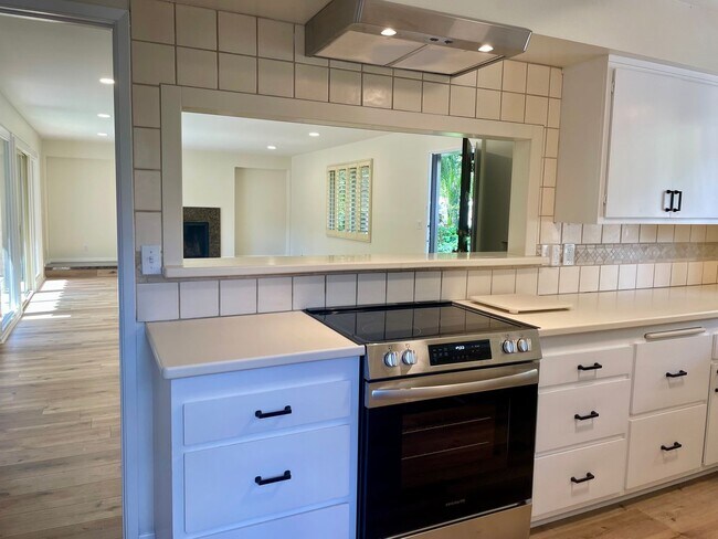 Building Photo - Upper East/Mission Area 3 Bedroom Home - Available Mid-August