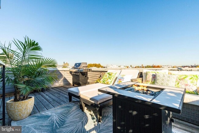 Building Photo - 1647 E Eyre St