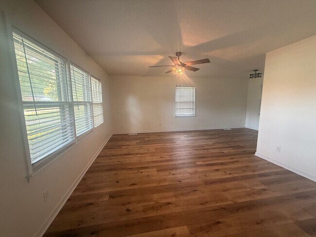 Building Photo - 3 bed 2 bath in the heart of the city