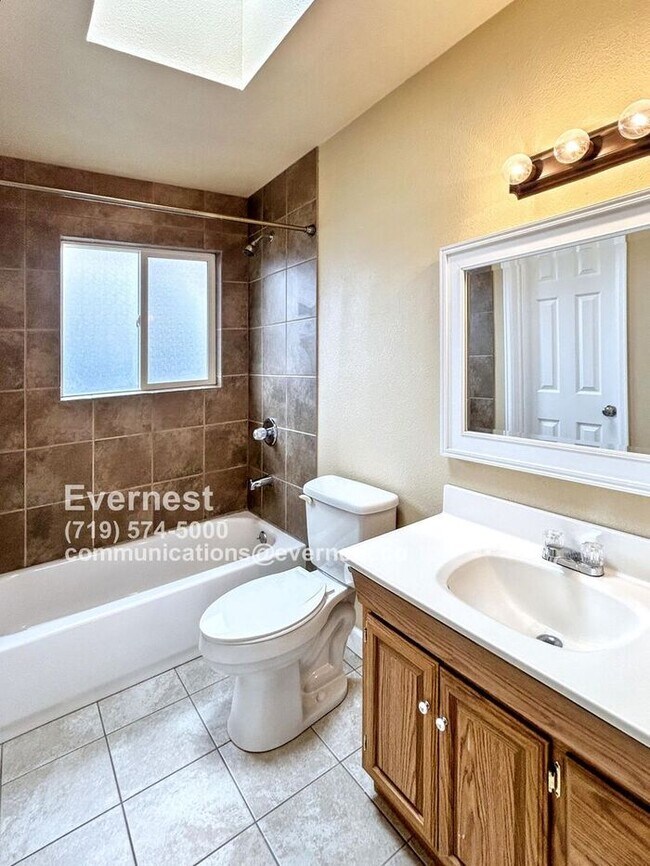 Building Photo - Spacious 4-Bedroom Home with Modern Comfor...