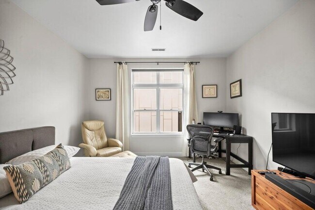 Building Photo - 1905 N Water St