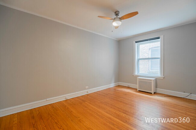 Building Photo - 7447 N Hoyne-2