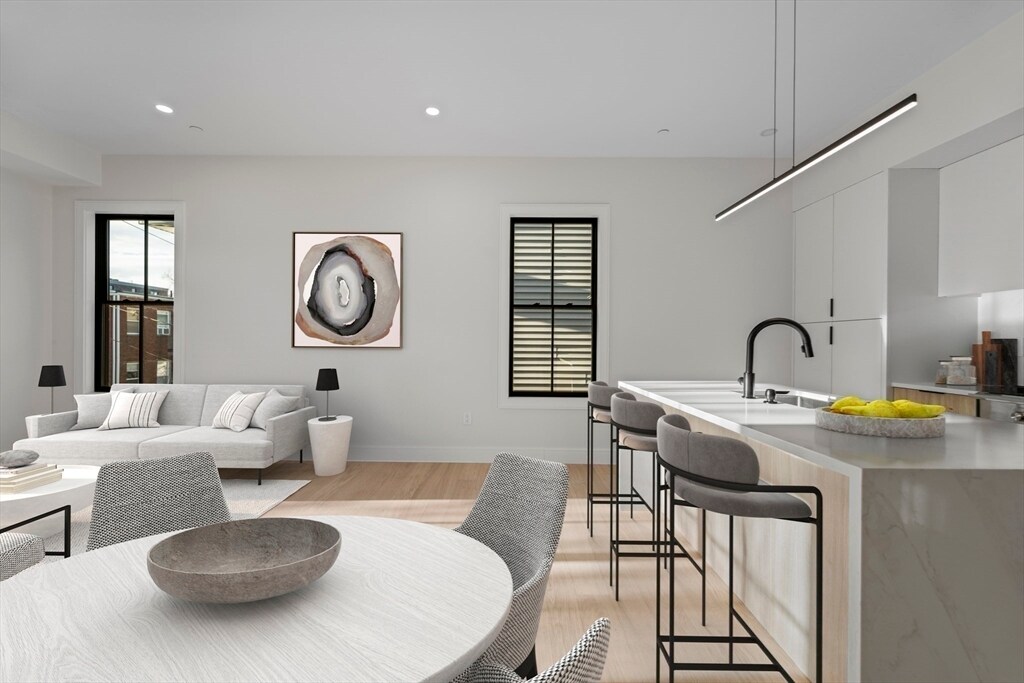 Building Photo - 224 W 9th St