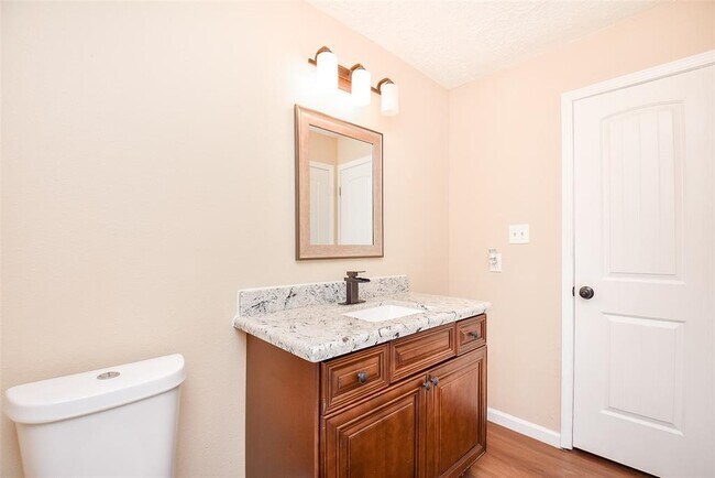 Building Photo - 2910 Colonial Dr