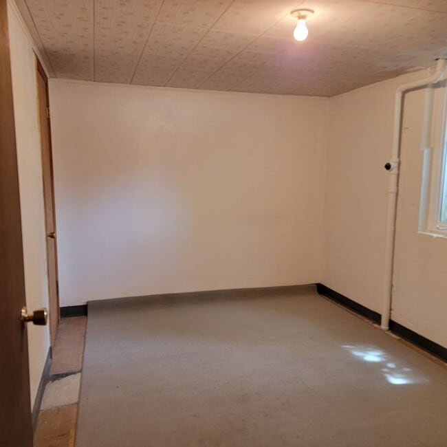 Building Photo - 5 Bed 2 Bath Home